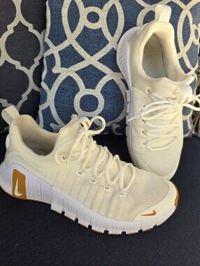Nike Metcon Women’s Cream and Gold Athletic Sneakers Size 10 Used.